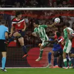 Bartra impulsa a un Betis que se estrena con victoria en Lille