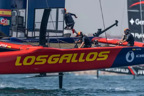 The boiling Mediterranean is silk for Los Gallos, who dazzle in the first day of the SailGP in Valencia