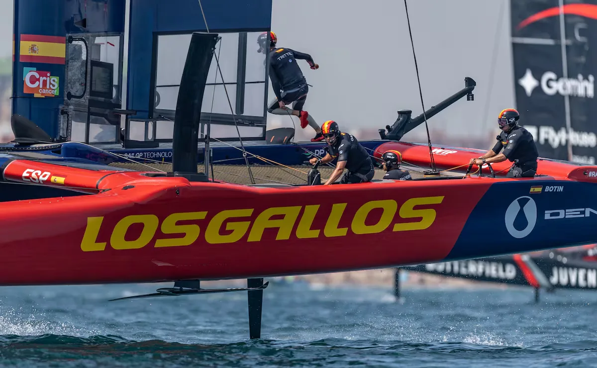 The boiling Mediterranean is silk for Los Gallos, who dazzle in the first day of the SailGP in Valencia