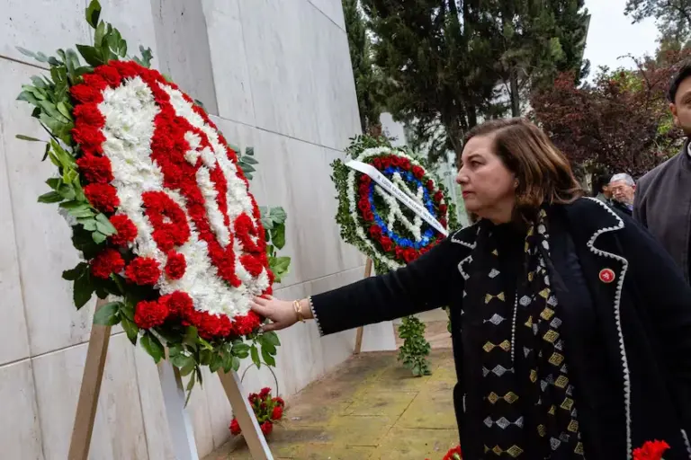 September 11: Boric defends at Allende's grave that official ceremonies are not needed "to remember history"