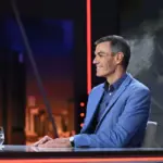Sánchez cheers himself up on the set of Gran Wyoming