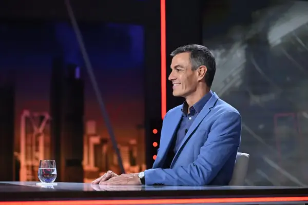 Sánchez cheers himself up on the set of Gran Wyoming