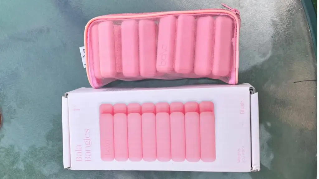 The silicone finish of this model feels pleasant to the touch.