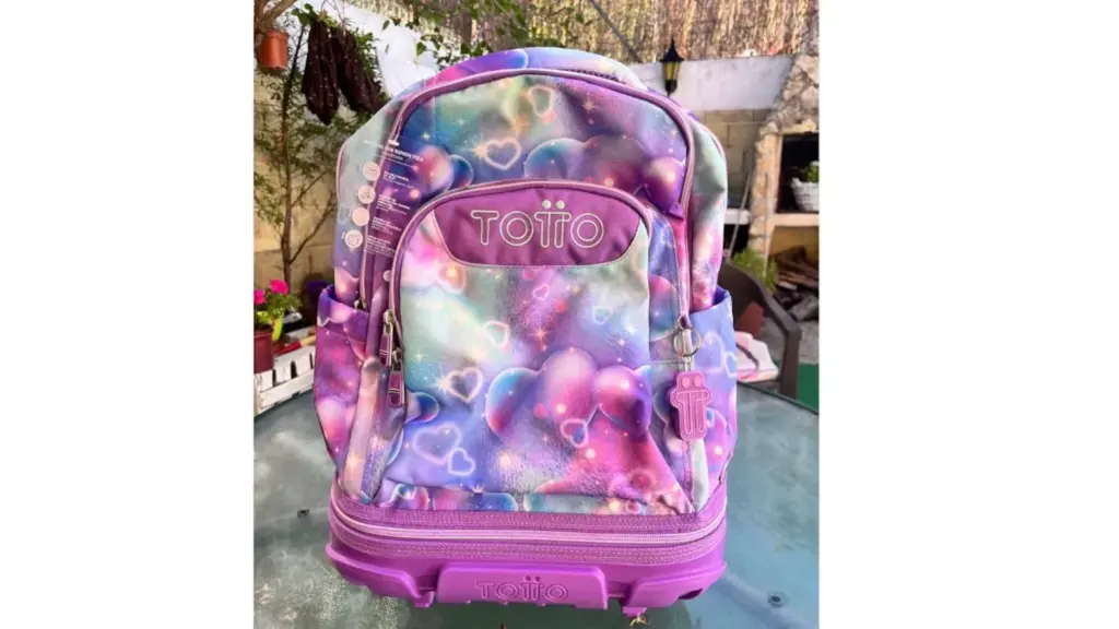 The winning model stands out for its large capacity, ideal for carrying a large amount of school material.