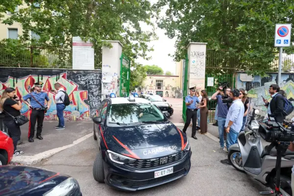 A 13-year-old student stabs his teacher in Rome and records the attack