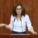 Ayuso is open to negotiating a career path for teachers with "up to 350 euros more per month"