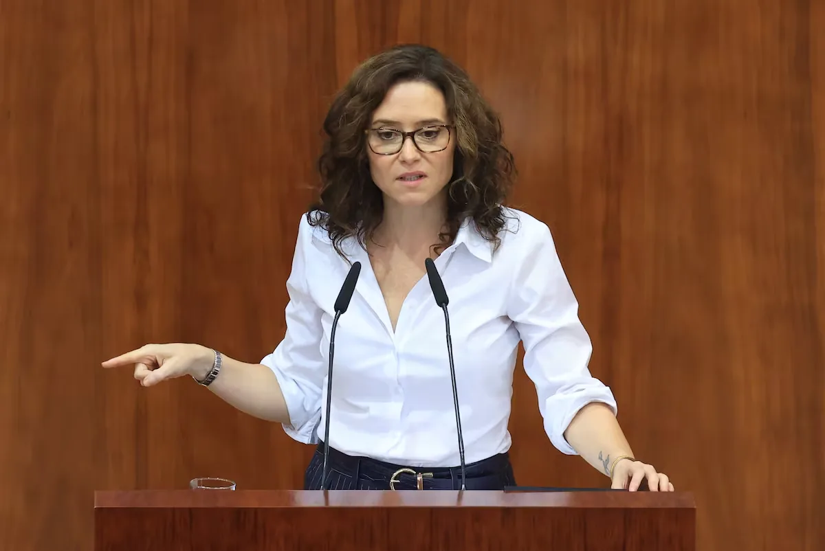 Ayuso is open to negotiating a career path for teachers with "up to 350 euros more per month"