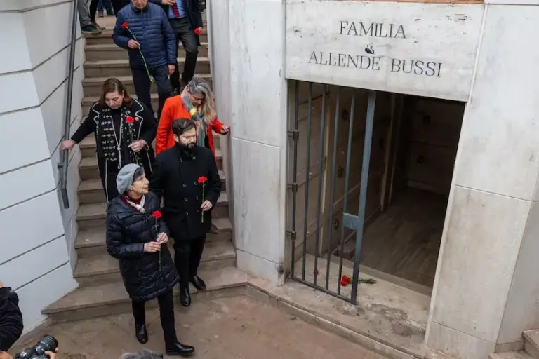 September 11: Boric defends at Allende's grave that official ceremonies are not needed "to remember history"