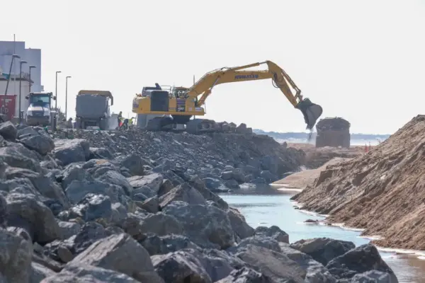 The neighbors of a large housing development near Doñana open a new front to demand a wastewater treatment plant