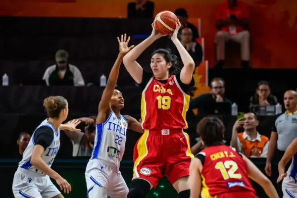 Zhang Ziyu, the 2.23m Chinese "girl" who amazes at the World Cup and knits stuffed animals
