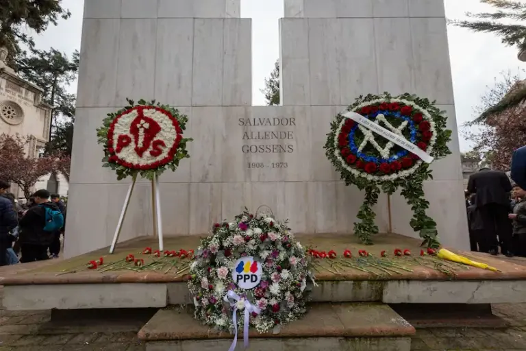 September 11: Boric defends at Allende's grave that official ceremonies are not needed "to remember history"