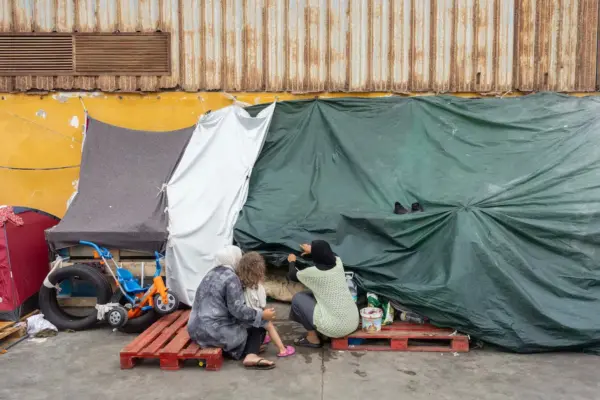 Nerves and fear among migrant families camping on the streets of Ceuta: “We wander around looking for somewhere to sleep”