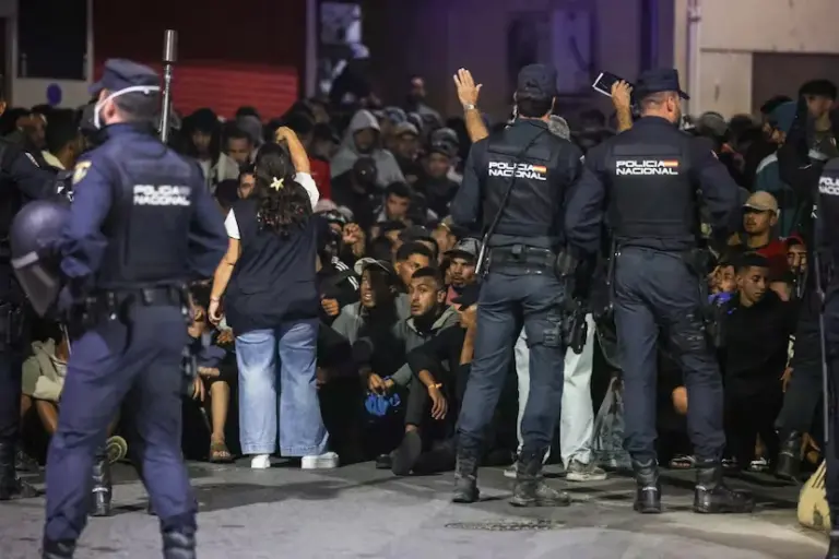 Tension and chaos in the transfer of migrants from Benítez beach to the port of Ceuta