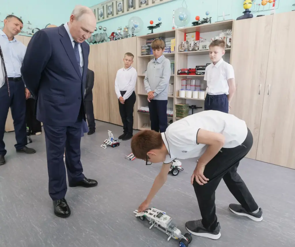 More military teachings, propaganda, and enlistment offers at the start of the school year in Russia