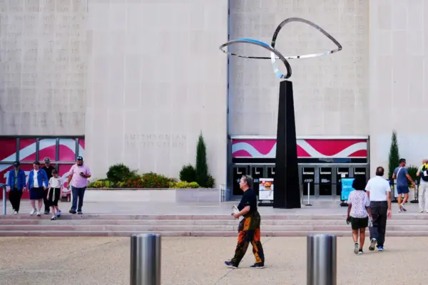 Trump ordena al Smithsonian cambiar una estatua moderna por otra de Washington