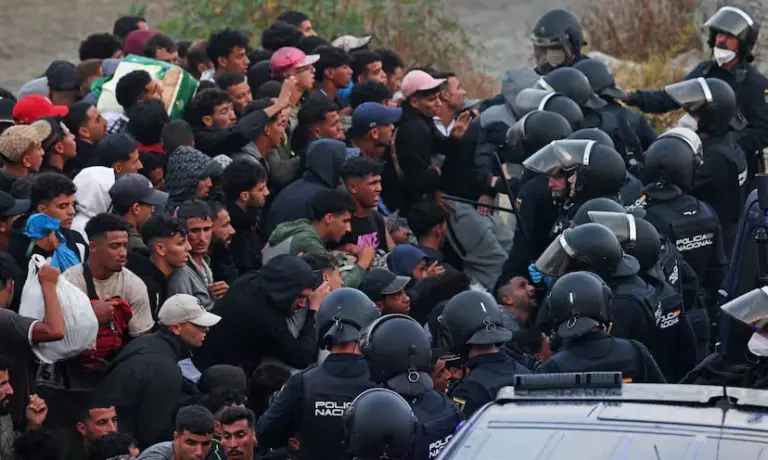 Tension and chaos in the transfer of migrants from Benítez beach to the port of Ceuta