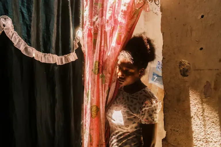Orphan and mother of four siblings at 18: the life of Heidy Rojas after the earthquake in Chocó
