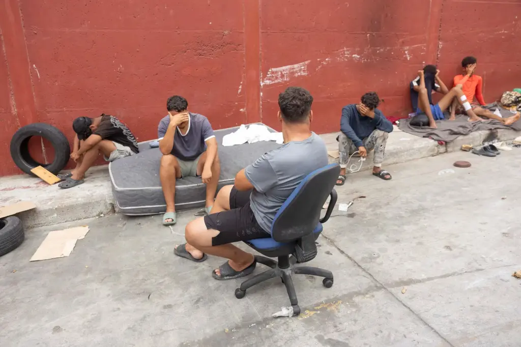 Nerves and fear among migrant families camping on the streets of Ceuta: “We wander around looking for somewhere to sleep”