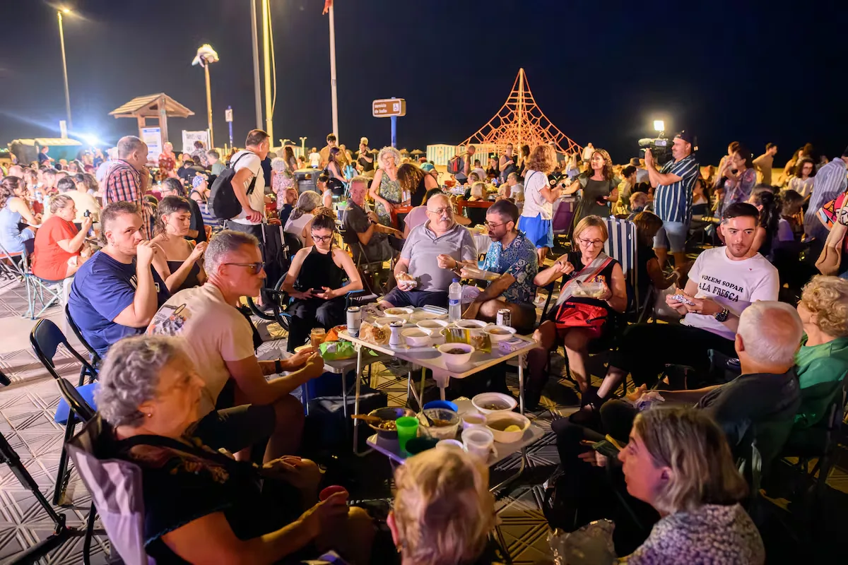 Dining outdoors: from popular custom to neighborhood protest against mass tourism and the privatization of public space