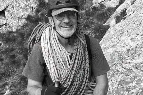 They find the body of Thierry Renault, one of the great French mountaineers of the 80s and 90s