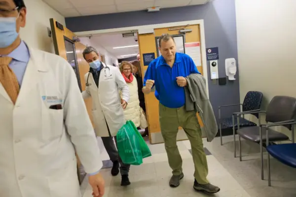 A man survives nine months with a pig kidney until successfully receiving a human transplant