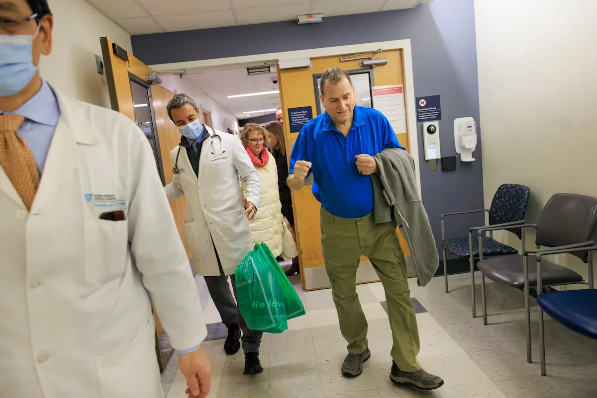 A man survives nine months with a pig kidney until successfully receiving a human transplant