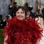 Lena Dunham desvela que ha tenido una hija por vientre de alquiler: “Impotente e incapaz de sentir los cambios físicos, empecé a comprar ropa de bebé”