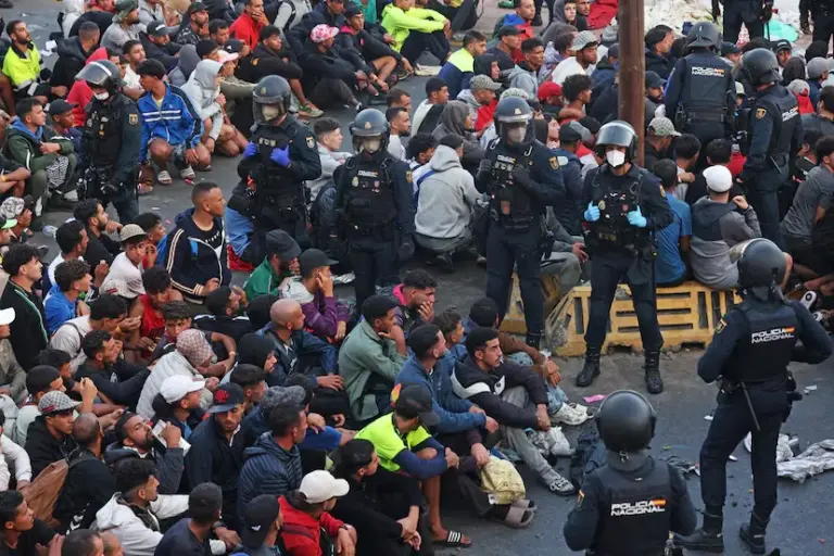Tension and chaos in the transfer of migrants from Benítez beach to the port of Ceuta