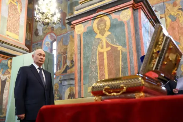 Putin sends his troops the relics of Prince Donskoy, a myth of his millennial war against the West