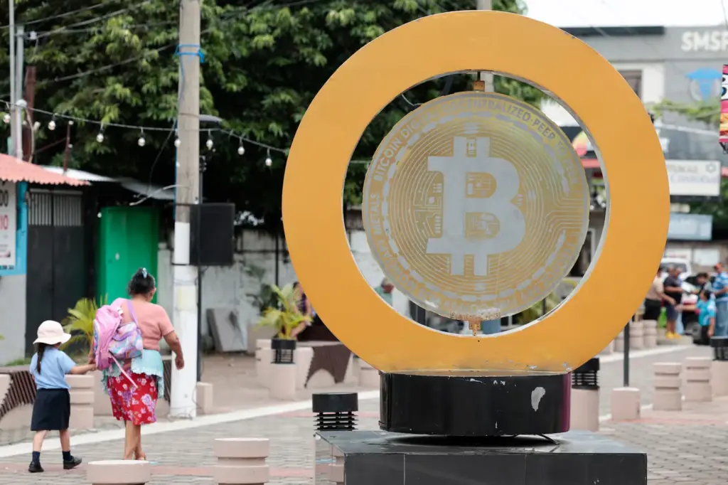 Bukele cede ante el FMI: frena la compra de bitcoin y entrega las reservas actuales a un operador privado
