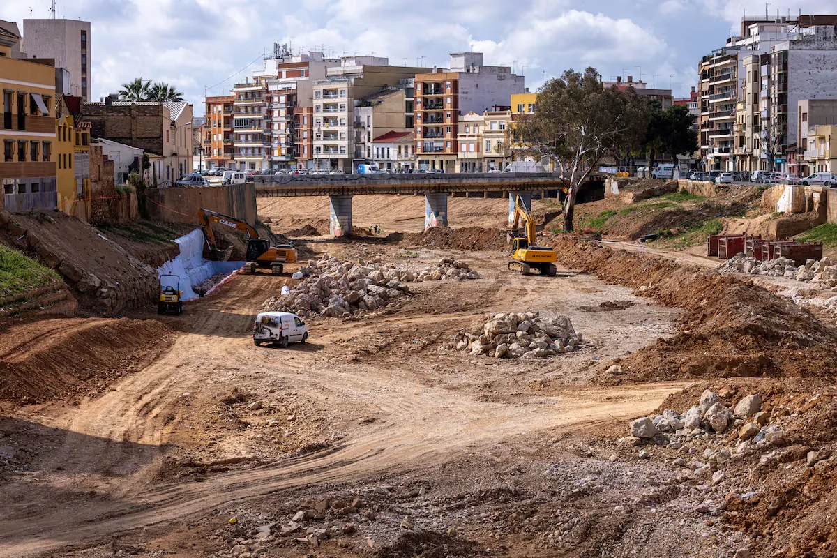 Paiporta begins the demolition of its Pont Vell, damaged by the DANA, to build a safer one