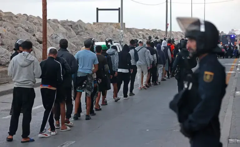 Tension and chaos in the transfer of migrants from Benítez beach to the port of Ceuta