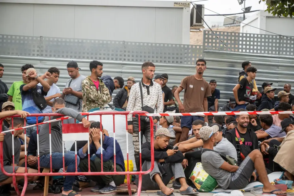 The uncertain wait outdoors for a place in a reception center in Ceuta: “It’s very hard to spend the night there”