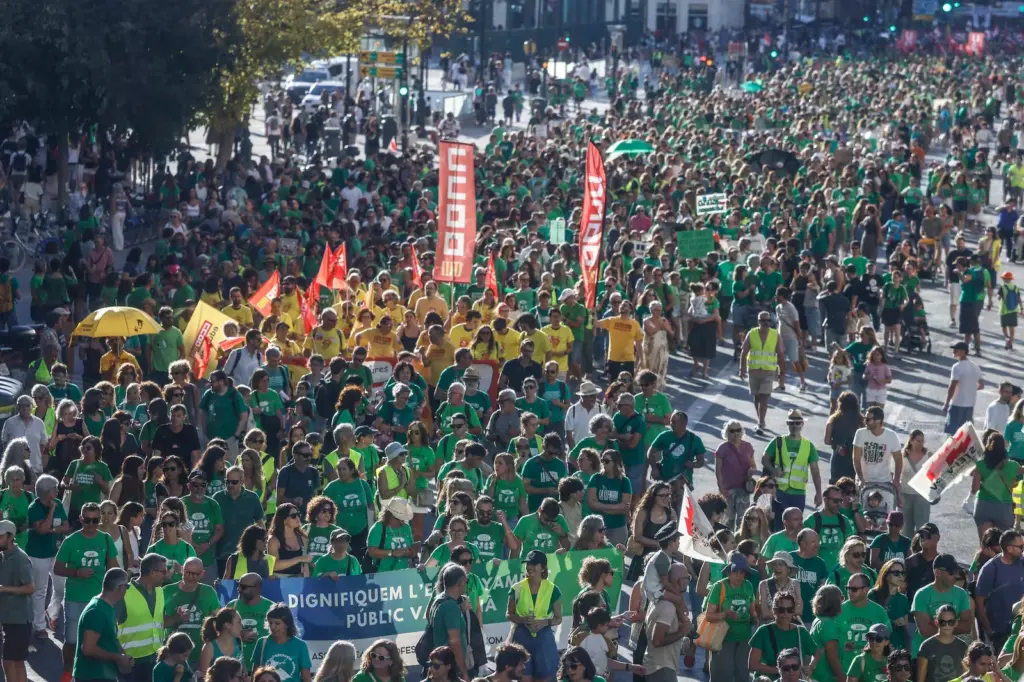 Thousands of teachers take to the streets of Valencia again to demand a “decent and quality” public education