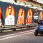 Sainz in a ‘buggy’, Leclerc’s ‘dachshund’ and Alonso on a scooter in the ‘paddock’ with the most VIPs in Europe