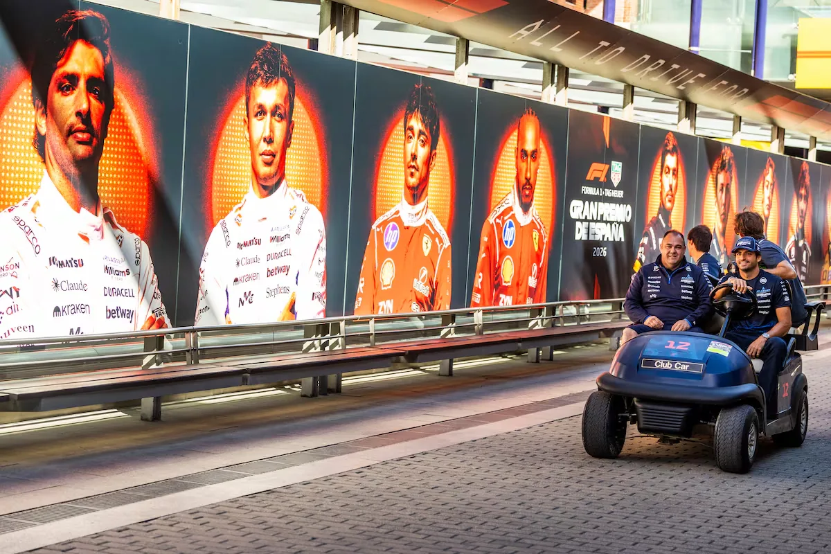 Sainz in a ‘buggy’, Leclerc’s ‘dachshund’ and Alonso on a scooter in the ‘paddock’ with the most VIPs in Europe