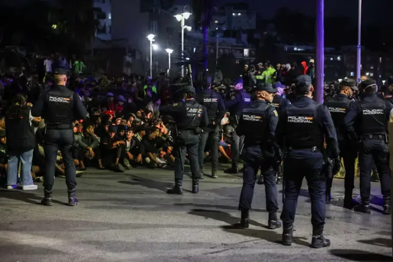 Tension and chaos in the transfer of migrants from Benítez beach to the port of Ceuta