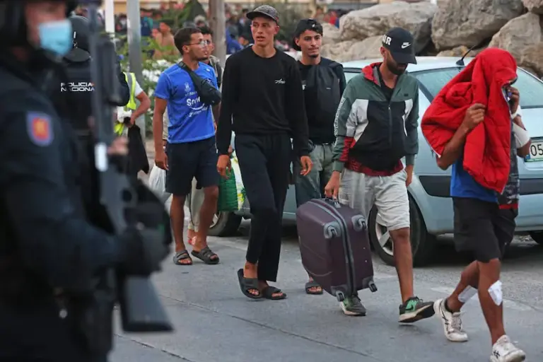 Tension and chaos in the transfer of migrants from Benítez beach to the port of Ceuta