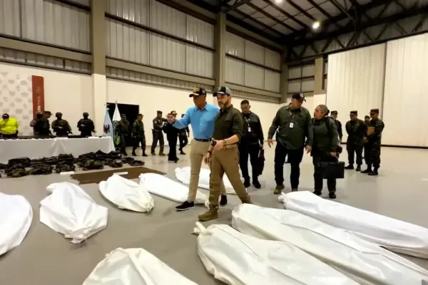 Los videos de De la Espriella caminando entre cadáveres desatan el primer choque del Gobierno con la Defensoría del Pueblo: “Los muertos deben ser respetados”