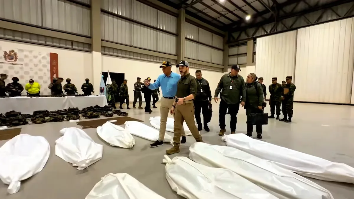Los videos de De la Espriella caminando entre cadáveres desatan el primer choque del Gobierno con la Defensoría del Pueblo: “Los muertos deben ser respetados”