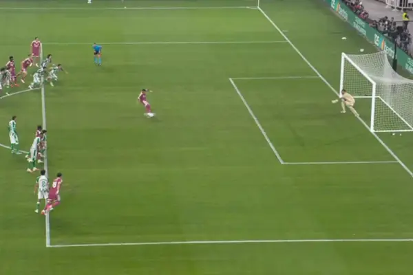 Why Mbappé's missed penalty was not retaken: the rule detail and Bartra's cunning