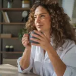 Goodbye to drinking cold coffee while you work: the electric cup warmer to keep your drink hot