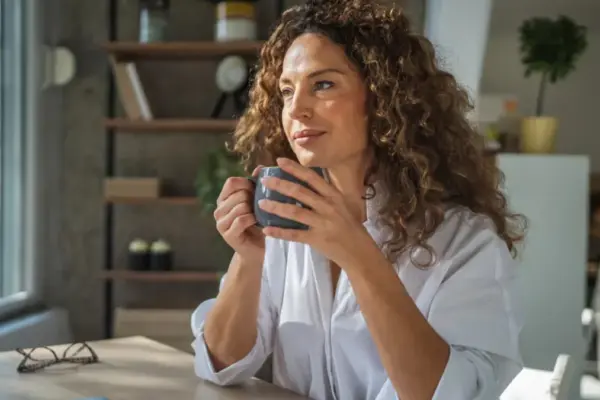 Goodbye to drinking cold coffee while you work: the electric cup warmer to keep your drink hot