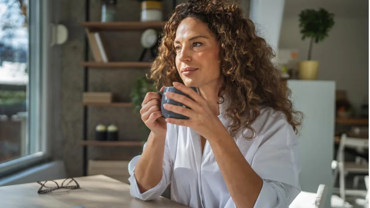 Goodbye to drinking cold coffee while you work: the electric cup warmer to keep your drink hot