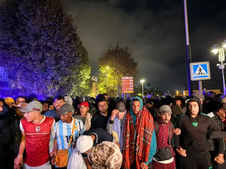 Tension and chaos in the transfer of migrants from Benítez beach to the port of Ceuta