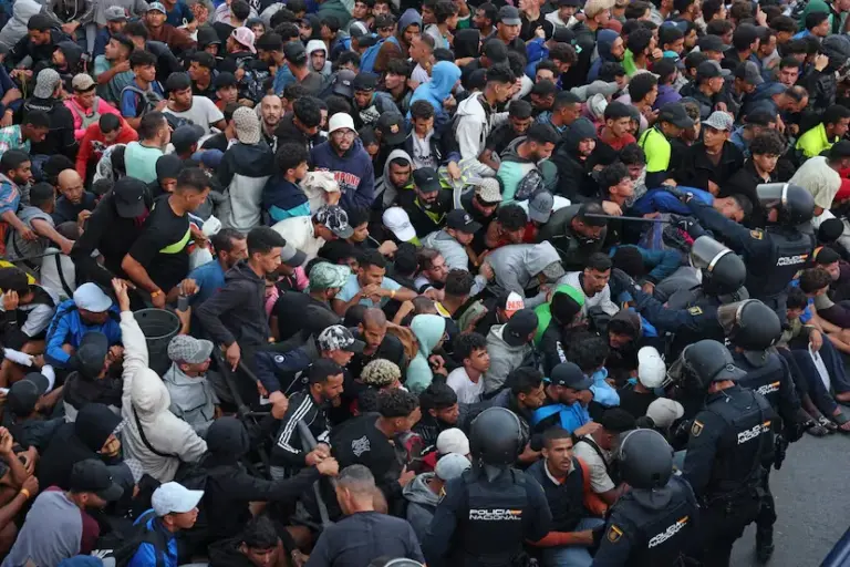 Tension and chaos in the transfer of migrants from Benítez beach to the port of Ceuta