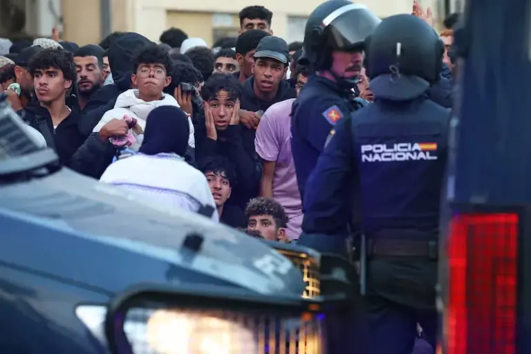 Tension and chaos in the transfer of migrants from Benítez beach to the port of Ceuta