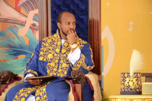 The premature death of the king of Tooro, in Uganda, pits his family against a clan of elders over the succession