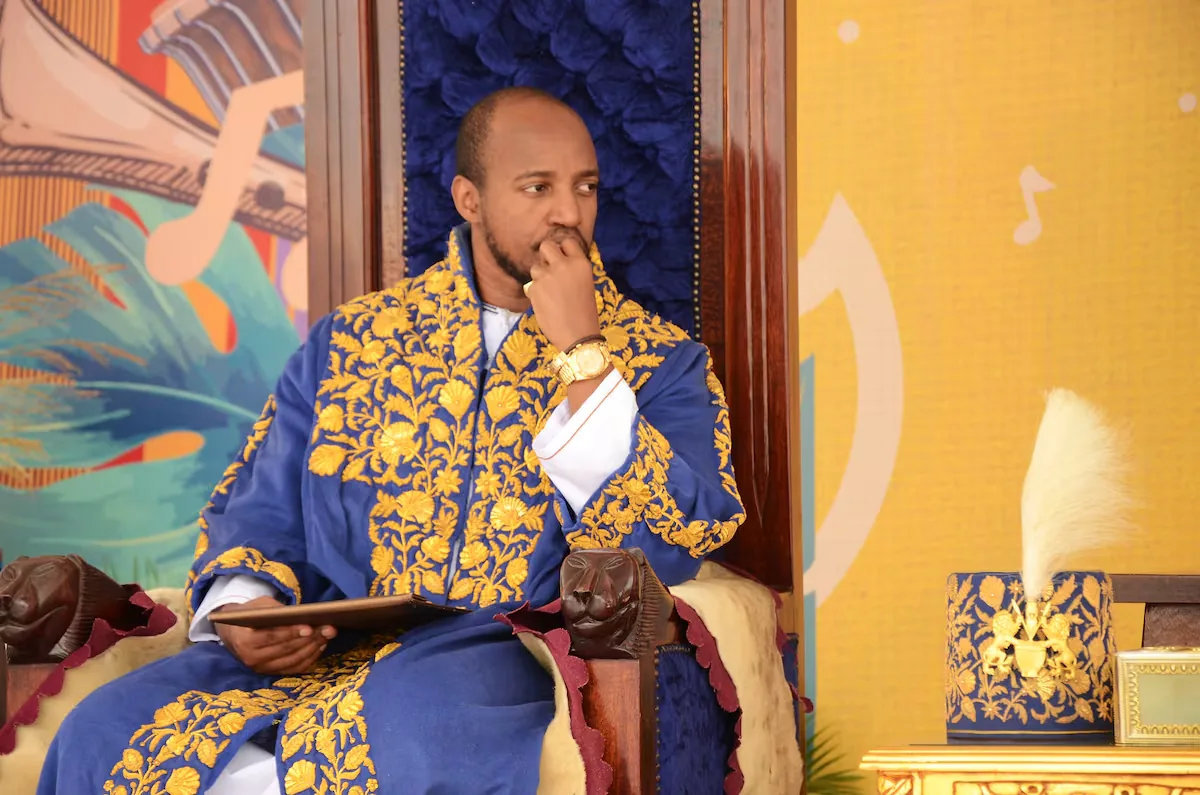 The premature death of the king of Tooro, in Uganda, pits his family against a clan of elders over the succession