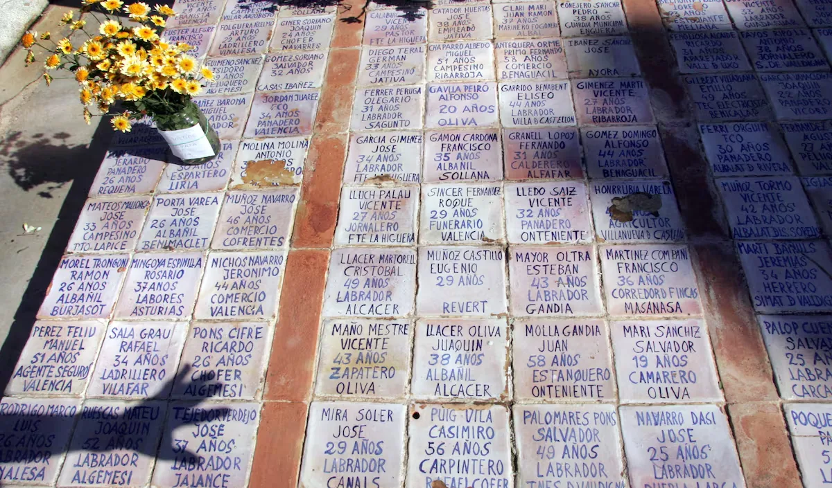 “I am Manuel Lluesma, executed on 29/12/1942. I leave children”